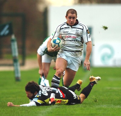 091206 Calvisano v Ospreys -  Ospreys Shane Williams gets past Michael Canoni 