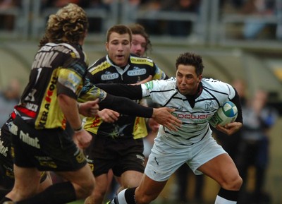 091206 Calvisano v Ospreys -  Ospreys Gavin Henson tries to force his way through 