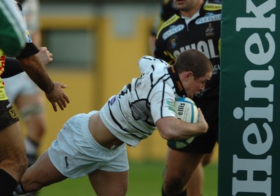 091206 Calvisano v Ospreys -  Ospreys Shane Williams dives in to score try 