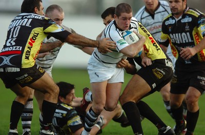 091206 Calvisano v Ospreys -  Ospreys  Shane Williams goes through Andrea Scanavacco and James Downey 