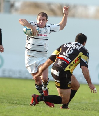 091206 Calvisano v Ospreys -  Ospreys Shane Williams skips past Roland Desvaux deMarigny 