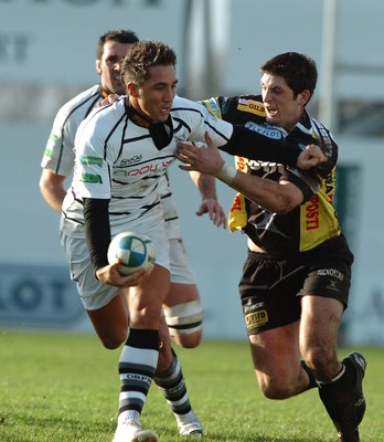 091206 Calvisano v Ospreys -  Ospreys Gavin Henson is tackled by James Downey 