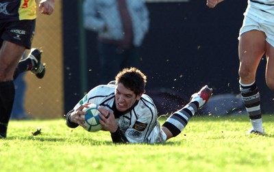 091206 Calvisano v Ospreys -  Ospreys James Hook dives into score try 