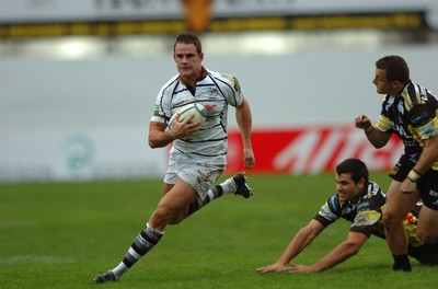 091206 Calvisano v Ospreys -  Ospreys Lee Byrne rips through the Calvisano defence 