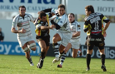 091206 Calvisano v Ospreys -  Ospreys Gavin Henson hands off Andrea Scanavacco 