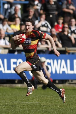 17.04.10 Carmarthen Quins RFC v Pontypridd RFC - Swalec Cup semi final - Carmarthen's Richard Carter sprints away to score a try. 