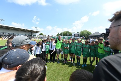 210525 - Carmarthen v Swansea - WSRU Junior Group - U11s DC Thomas Plate Final - Carmarthen team huddle at full time