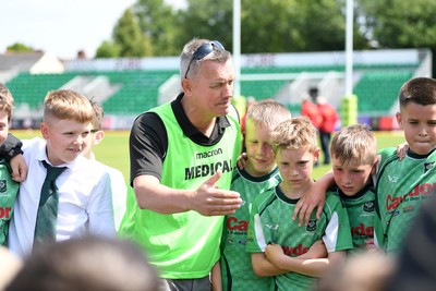 210525 - Carmarthen v Swansea - WSRU Junior Group - U11s DC Thomas Plate Final - Carmarthen team huddle at full time
