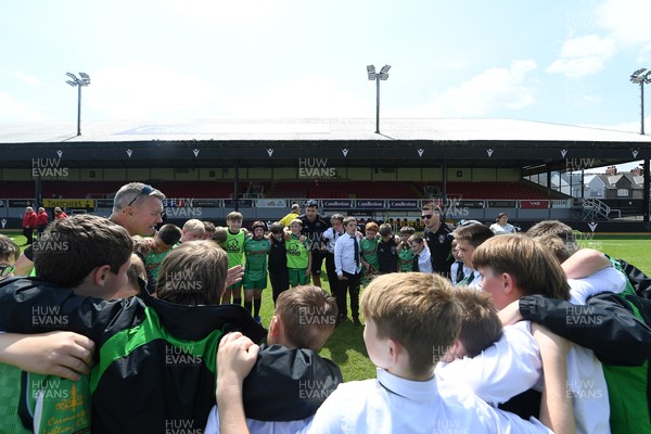 210525 - Carmarthen v Swansea - WSRU Junior Group - U11s DC Thomas Plate Final - Carmarthen team huddle at full time