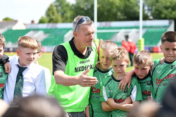 210525 - Carmarthen v Swansea - WSRU Junior Group - U11s DC Thomas Plate Final - Carmarthen team huddle at full time