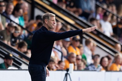 300825 - Cambridge United v Newport County - Sky Bet League 2 - Newport manager David Hughes 