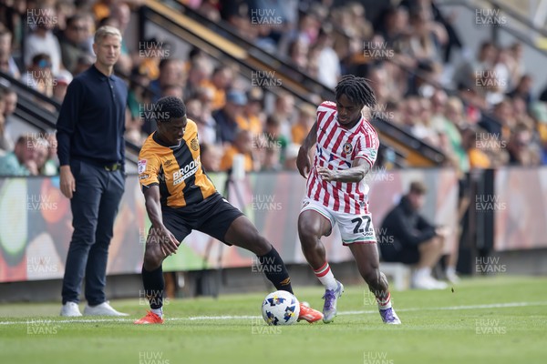 300825 - Cambridge United v Newport County - Sky Bet League 2 - Newport County’s Habeeb Ogunneye and Cambridge United’s Sullay Kaikai