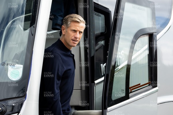 300825 - Cambridge United v Newport County - Sky Bet League 2 - Newport County manager David Hughes 