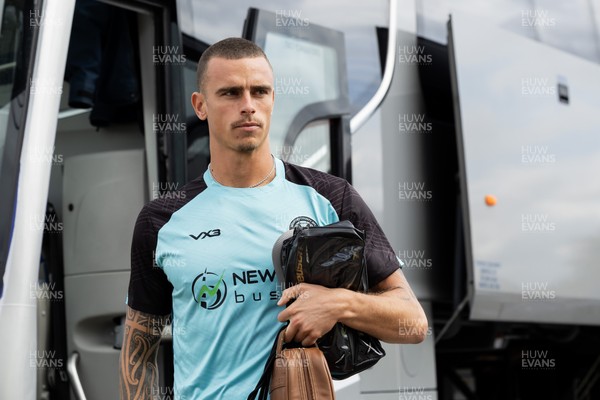 300825 - Cambridge United v Newport County - Sky Bet League 2 - Newport County’s Nik Tzanev