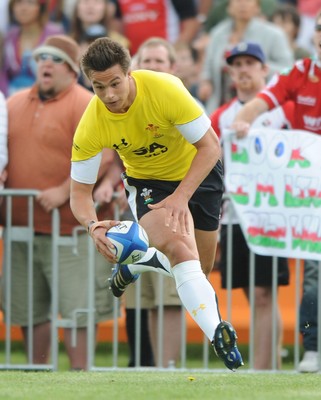 30.05.09 - Canada v Wales - Wales' Chris Czekaj runs in to score try. 