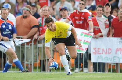 30.05.09 - Canada v Wales - Wales' Chris Czekaj runs in to score try. 
