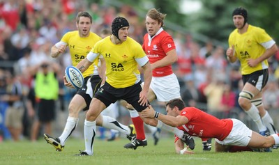 30.05.09 - Canada v Wales - Wales' Tom James breaks through. 
