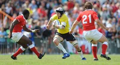 30.05.09 - Canada v Wales - Wales' Ryan Jones goes on the attack. 