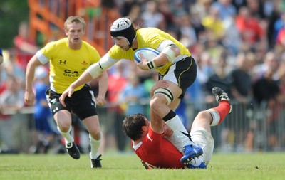 30.05.09 - Canada v Wales - Wales' Ryan Jones goes on the attack. 