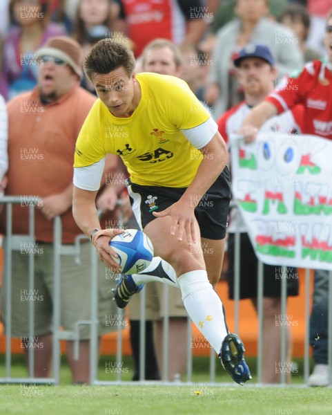 30.05.09 - Canada v Wales - Wales' Chris Czekaj runs in to score try. 