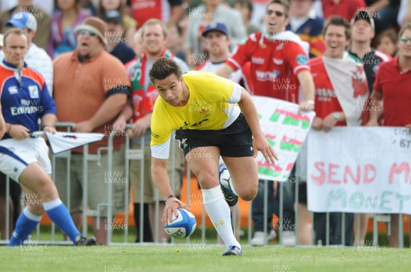 30.05.09 - Canada v Wales - Wales' Chris Czekaj runs in to score try. 