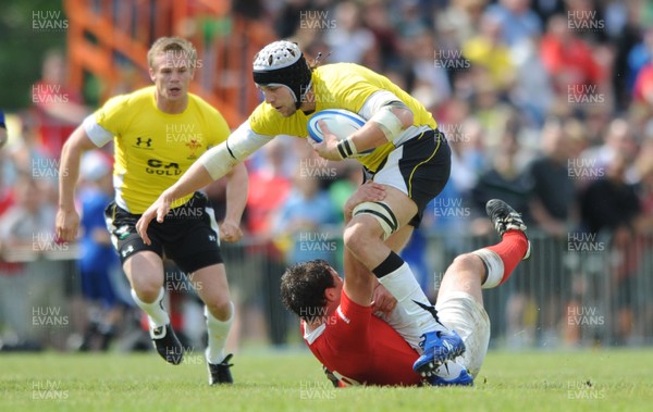 30.05.09 - Canada v Wales - Wales' Ryan Jones goes on the attack. 
