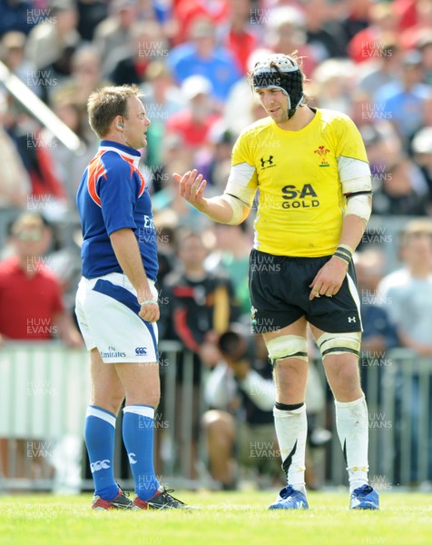 30.05.09 - Canada v Wales - Wales captain Ryan Jones talks to referee Matt Goddard. 