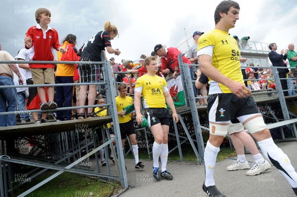 30.05.09 - Canada v Wales - Wales' Jonathan Spratt and Sam Warburton run out. 