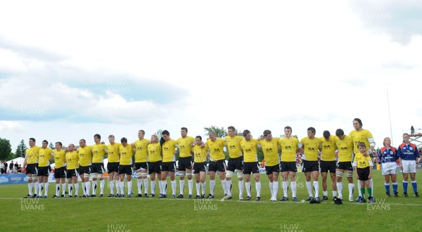 30.05.09 - Canada v Wales - Wales team lines up for the national anthems. 