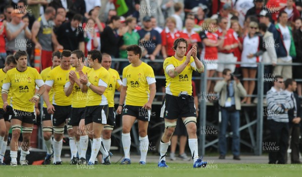 30.05.09 - Canada v Wales - Wales captain Ryan Jones applauds the fans. 