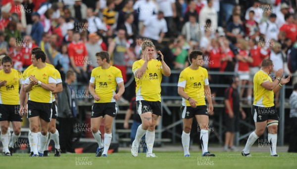 30.05.09 - Canada v Wales - Wales players applauds the fans. 