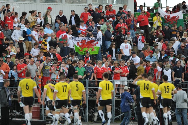 30.05.09 - Canada v Wales - Wales players applauds the fans. 