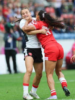 300825 - Canada v Wales, Women’s Rugby World Cup - Jasmine Joyce-Butchers of Wales and Asia Hogan-Rochester of Canada compete for the ball