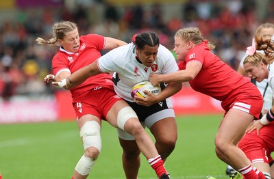 300825 - Canada v Wales, Women’s Rugby World Cup - Sisilia Tuipulotu of Wales test the Canadian defence