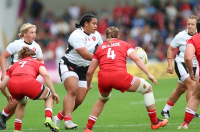 300825 - Canada v Wales, Women’s Rugby World Cup - Sisilia Tuipulotu of Wales feeds the ball out
