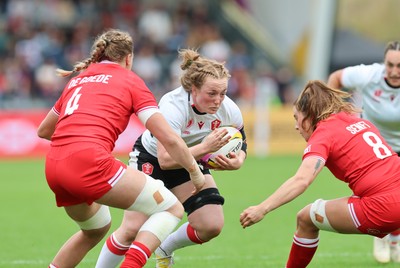 300825 - Canada v Wales, Women’s Rugby World Cup - Abbie Fleming of Wales takes on Gabrielle Senft of Canada