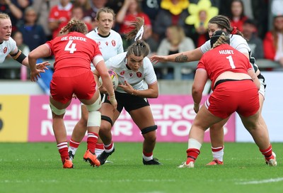 300825 - Canada v Wales, Women’s Rugby World Cup - Bryonie King of Wales takes on Sophie de Goede of Canada and McKinley Hunt of Canada