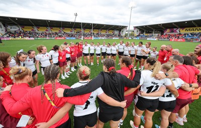 300825 - Canada v Wales, Women’s Rugby World Cup - The Wales team huddle up at the end of the match