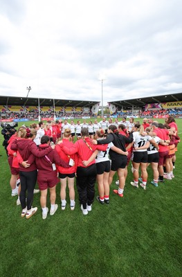 300825 - Canada v Wales, Women’s Rugby World Cup - The Wales team huddle up at the end of the match