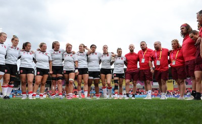 300825 - Canada v Wales, Women’s Rugby World Cup - The Wales team huddle up at the end of the match