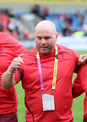 300825 - Canada v Wales, Women’s Rugby World Cup - Sean Lynn, Wales Women head coach, speaks to the team at the end of the match
