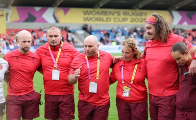 300825 - Canada v Wales, Women’s Rugby World Cup - Sean Lynn, Wales Women head coach, speaks to the team at the end of the match