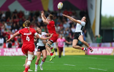 300825 - Canada v Wales, Women’s Rugby World Cup - Nel Metcalfe of Wales looks to take the ball