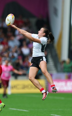300825 - Canada v Wales, Women’s Rugby World Cup - Nel Metcalfe of Wales looks to take the ball