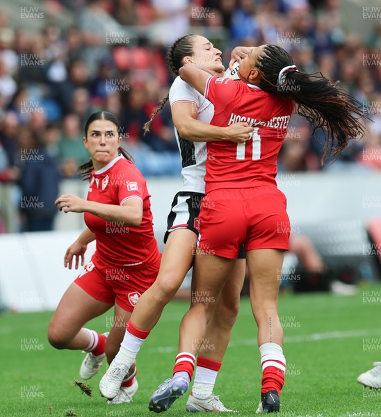 300825 - Canada v Wales, Women’s Rugby World Cup - Jasmine Joyce-Butchers of Wales and Asia Hogan-Rochester of Canada compete for the ball