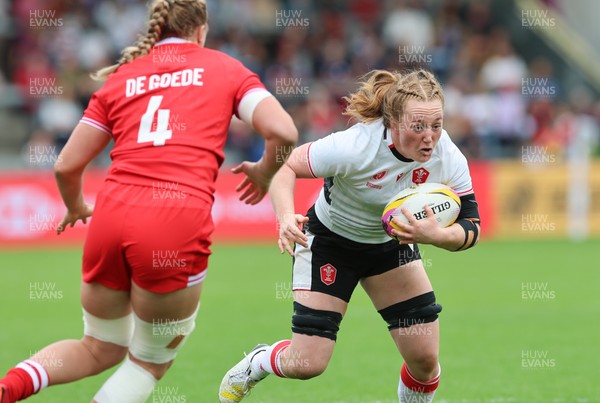300825 - Canada v Wales, Women’s Rugby World Cup - Abbie Fleming of Wales takes on Gabrielle Senft of Canada