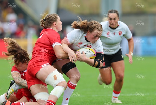 300825 - Canada v Wales, Women’s Rugby World Cup - Abbie Fleming of Wales takes on Gabrielle Senft of Canada