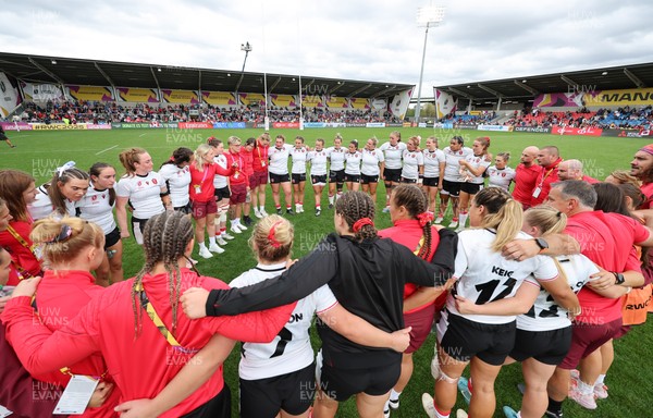 300825 - Canada v Wales, Women’s Rugby World Cup - The Wales team huddle up at the end of the match