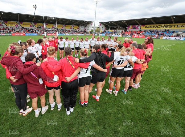 300825 - Canada v Wales, Women’s Rugby World Cup - The Wales team huddle up at the end of the match