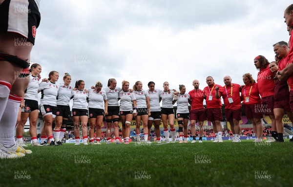 300825 - Canada v Wales, Women’s Rugby World Cup - The Wales team huddle up at the end of the match